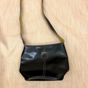 Mondani purse black with contrast stitching.